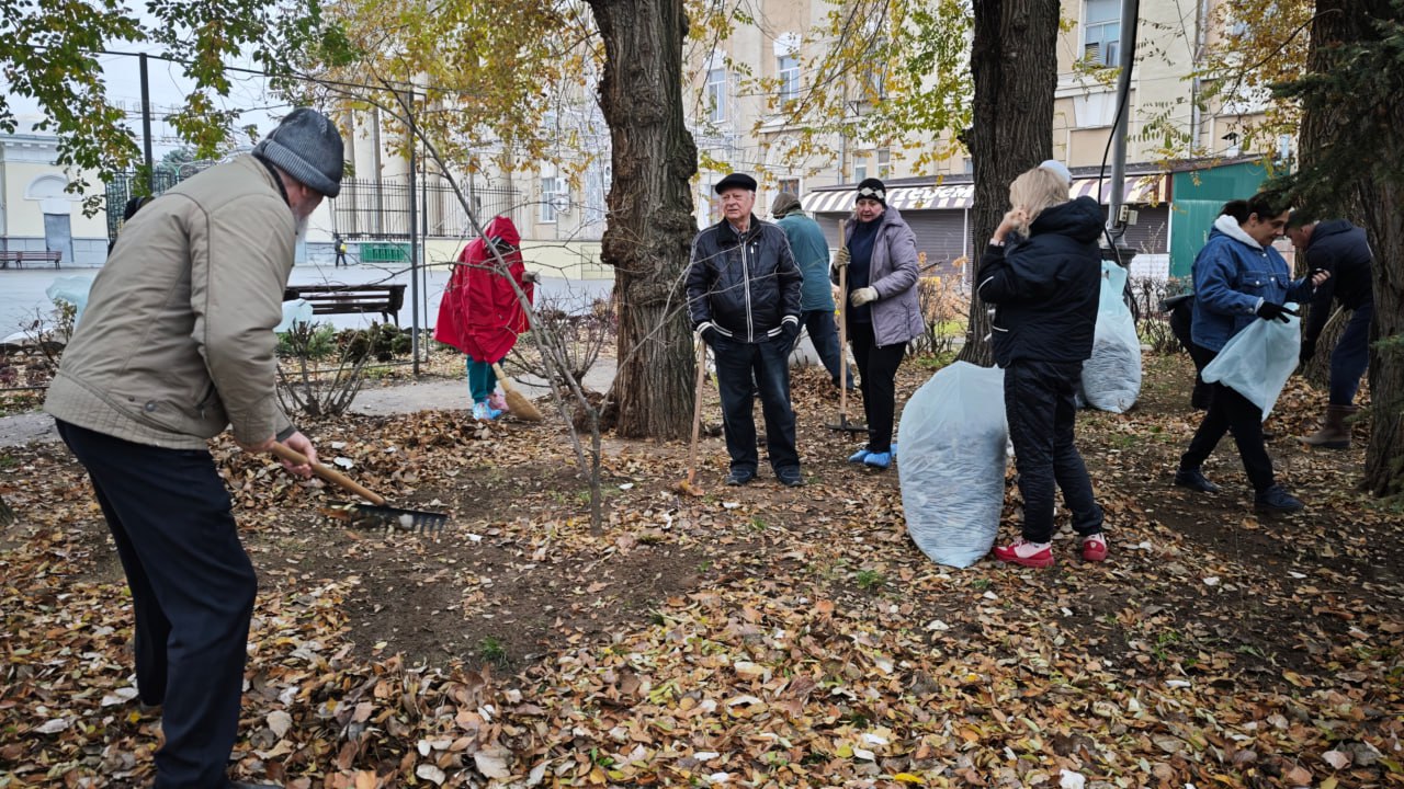 Сегодня дружная команда ДК «ВГС» и парка «Гидростроитель» вышла на субботник! Сегодня дружная команда ДК «ВГС» и парка «Гидростроитель» вышла на субботник!