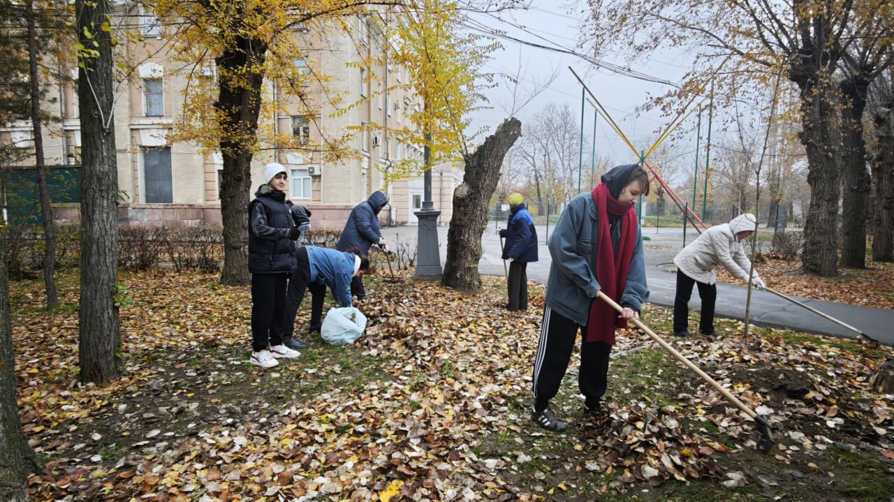 Сегодня дружная команда ДК «ВГС» и парка «Гидростроитель» вышла на субботник! Сегодня дружная команда ДК «ВГС» и парка «Гидростроитель» вышла на субботник!