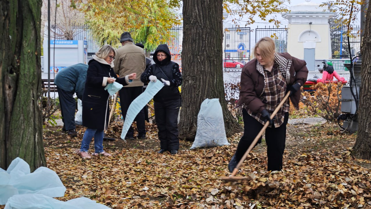 Сегодня дружная команда ДК «ВГС» и парка «Гидростроитель» вышла на субботник! Сегодня дружная команда ДК «ВГС» и парка «Гидростроитель» вышла на субботник!