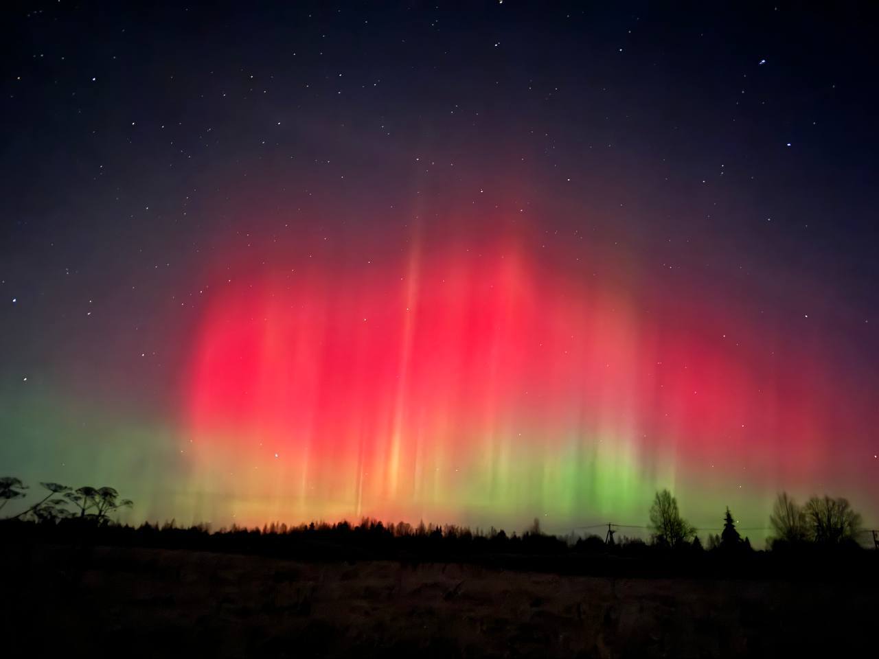 Из-за мощной магнитной бури на Земле наблюдается ярко-красное полярное сияние Из-за мощной магнитной бури на Земле наблюдается ярко-красное полярное сияние