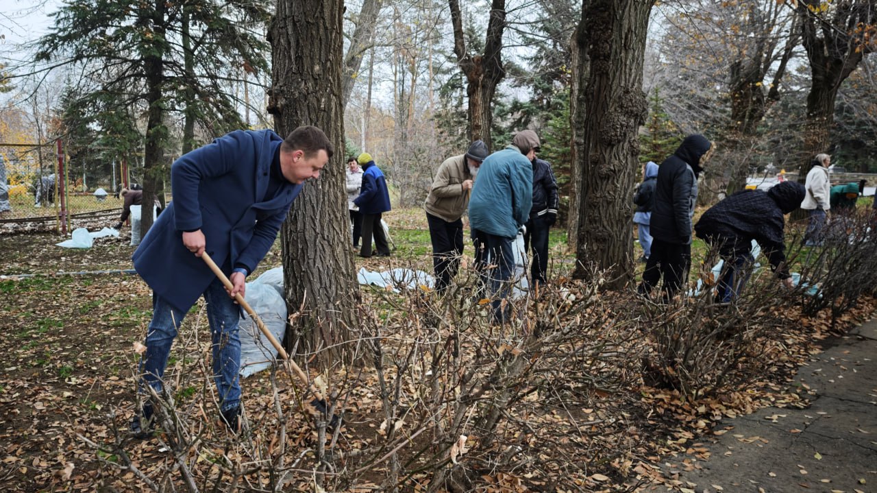 Сегодня дружная команда ДК «ВГС» и парка «Гидростроитель» вышла на субботник! Сегодня дружная команда ДК «ВГС» и парка «Гидростроитель» вышла на субботник!