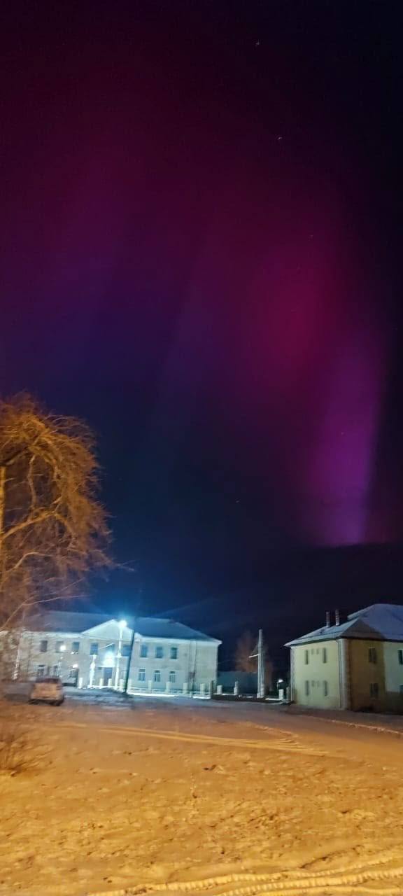 Из-за мощной магнитной бури на Земле наблюдается ярко-красное полярное сияние Из-за мощной магнитной бури на Земле наблюдается ярко-красное полярное сияние