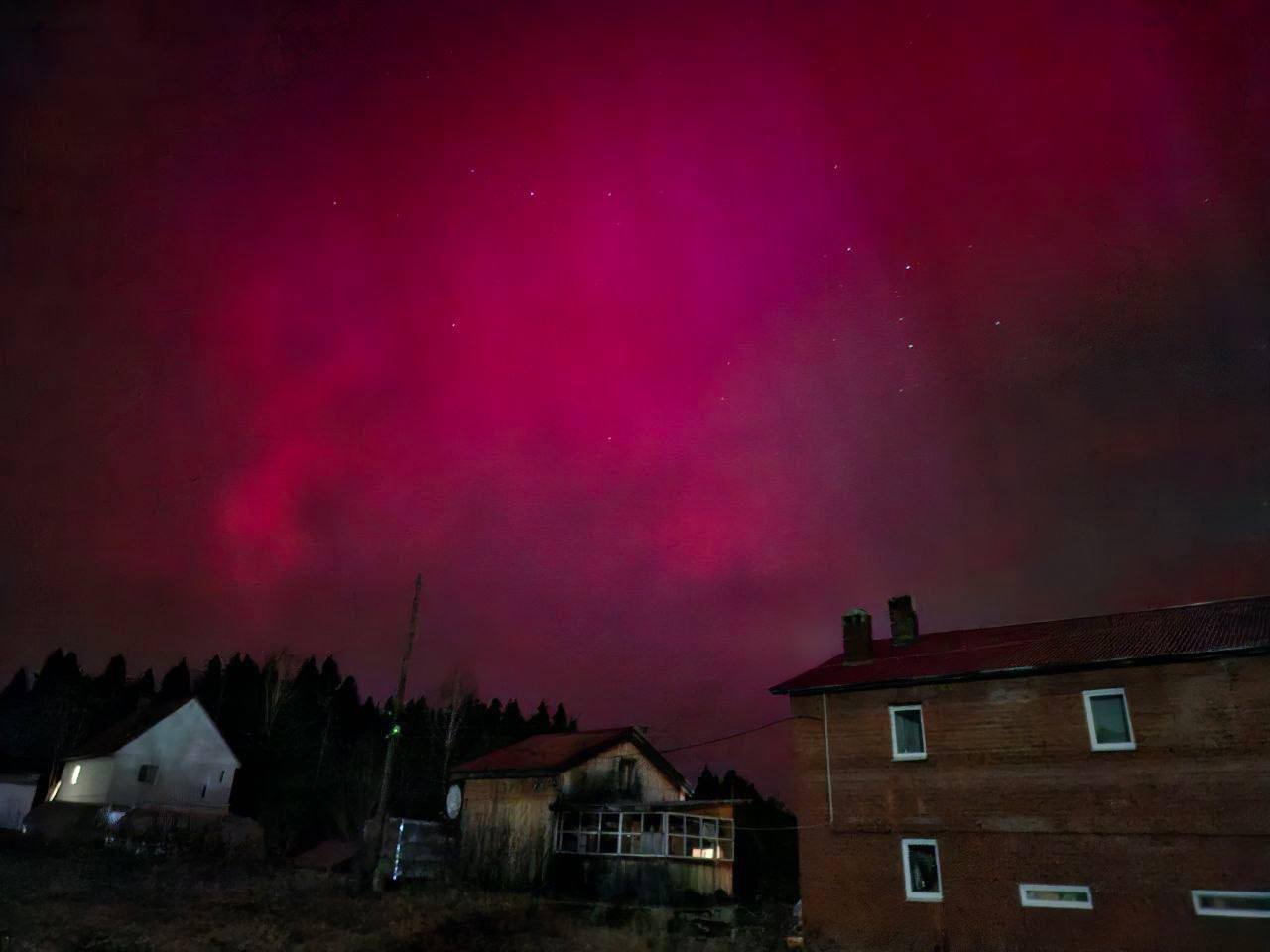 Из-за мощной магнитной бури на Земле наблюдается ярко-красное полярное сияние Из-за мощной магнитной бури на Земле наблюдается ярко-красное полярное сияние