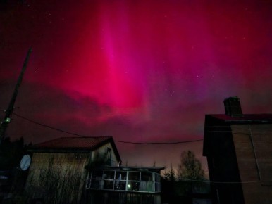 Из-за мощной магнитной бури на Земле наблюдается ярко-красное полярное сияние