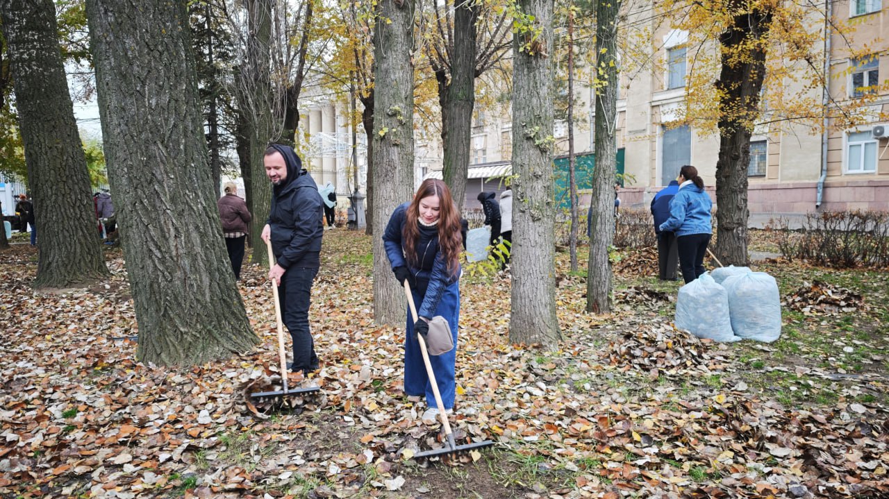 Сегодня дружная команда ДК «ВГС» и парка «Гидростроитель» вышла на субботник! Сегодня дружная команда ДК «ВГС» и парка «Гидростроитель» вышла на субботник!