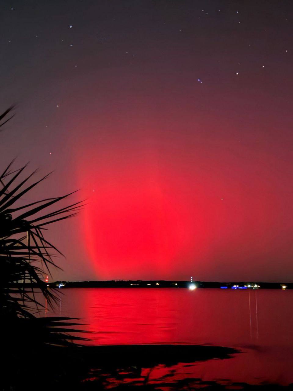 Из-за мощной магнитной бури на Земле наблюдается ярко-красное полярное сияние Из-за мощной магнитной бури на Земле наблюдается ярко-красное полярное сияние