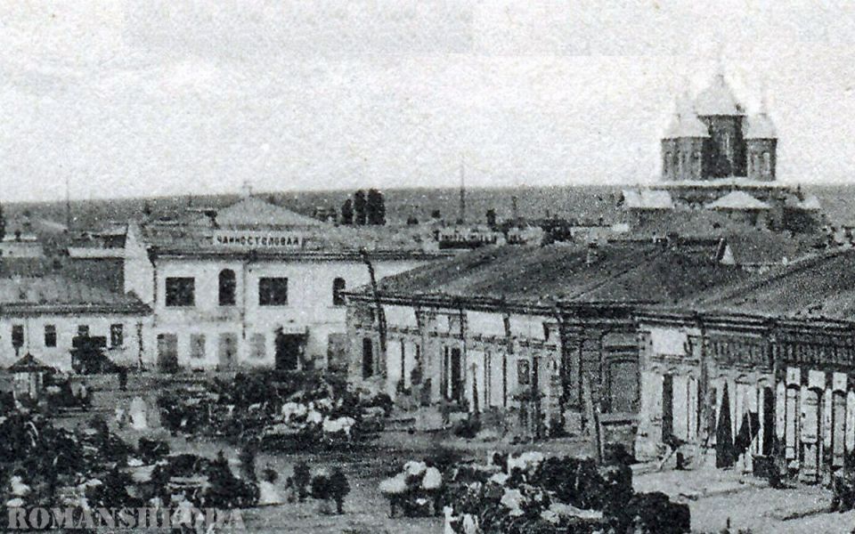 Поговаривают, что ночные сторожа слышат по ночам в коридорах старого здания Казачьего театра шаги и видят полупрозрачные фигуры призрака некоей дамы