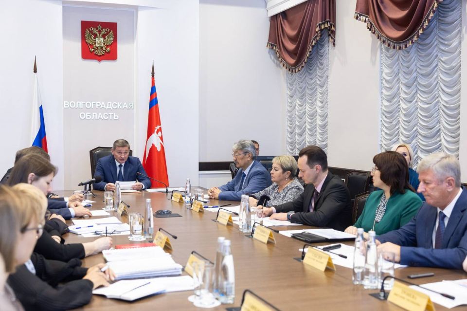 Губернатор Андрей Бочаров провёл совещание с руководителями финансовоэкономического блока, депутатами облдумы и представителями медсообщества