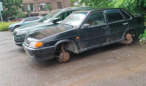 В Волжском мэрия продаст или сдаст в утиль брошенные на улицах города авто