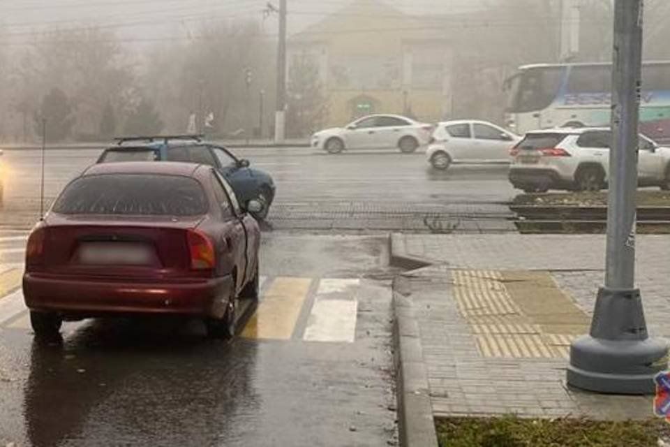 Иномарка снесла с ног женщину в Волгограде