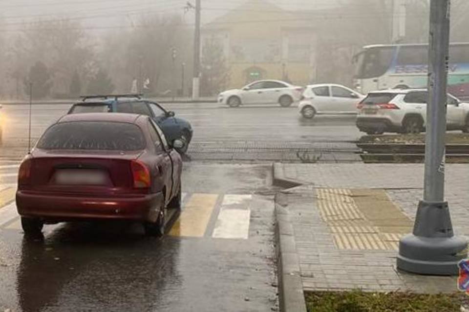 Иномарка снесла с ног женщину в Волгограде