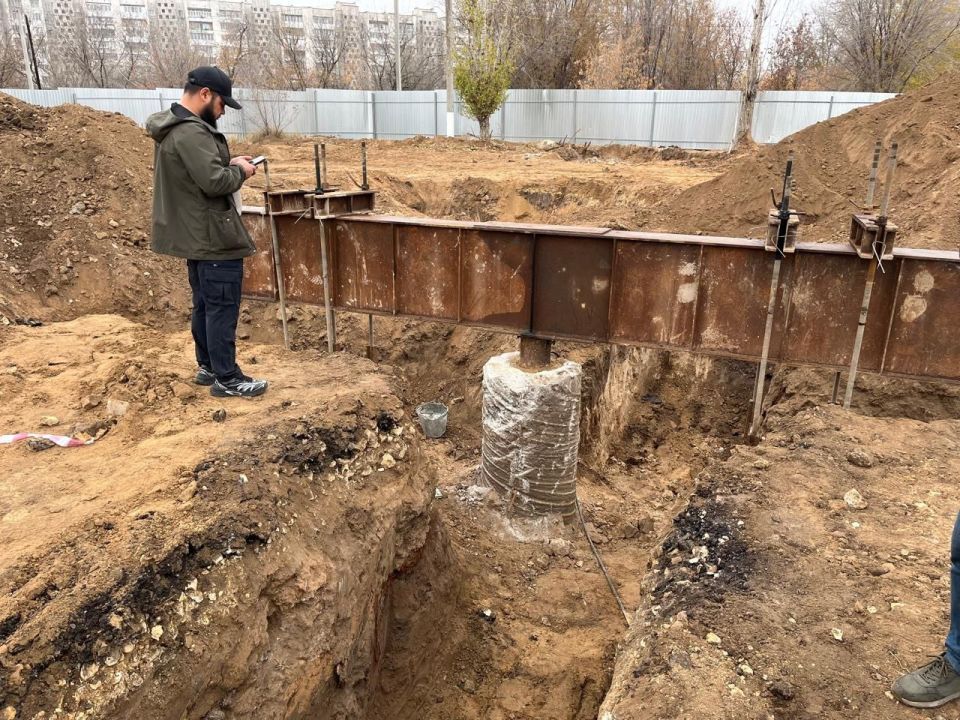 В створе бульвара Энгельса в Волгограде закладывают фундамент под 50-метровое колесо обозрения