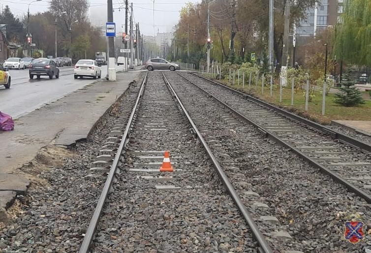 В Волгограде человек выпал из трамвая на рельсы