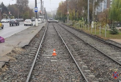 В Волгограде человек выпал из трамвая на рельсы