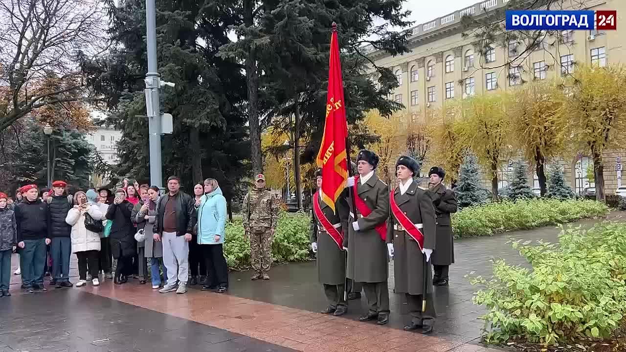 У Вечного огня проходит торжественное мероприятие в честь 60-летия заступления первых часовых на Пост № 1