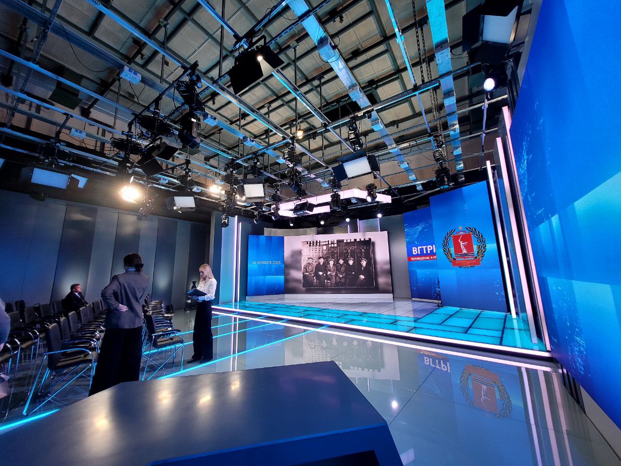 Теперь так выглядит телестудия волгоградских «Вестей» после масштабной реконструкции! Торжественная церемония открытия начнется через несколько минут Студийное пространство площадью 250 м2 преобразилось до неузнаваемости... Теперь так выглядит телестудия волгоградских «Вестей» после масштабной реконструкции! Торжественная церемония открытия начнется через несколько минут Студийное пространство площадью 250 м2 преобразилось до неузнаваемости...