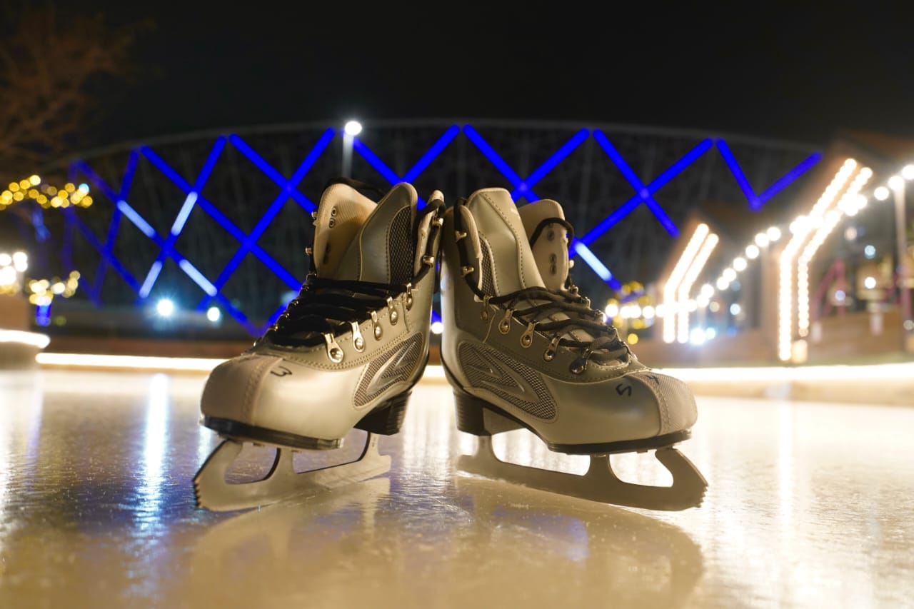 Ледовый каток начали собирать в Центральном парке Волгограда