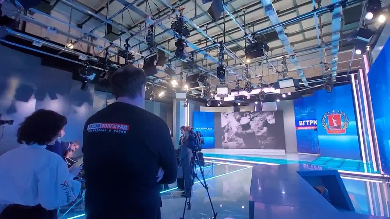 Теперь так выглядит телестудия волгоградских «Вестей» после масштабной реконструкции! Торжественная церемония открытия начнется через несколько минут Студийное пространство площадью 250 м2 преобразилось до неузнаваемости...