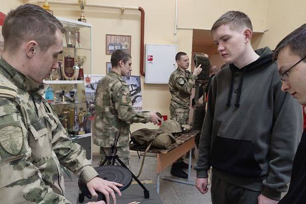 В рамках Всероссийского дня призывника, который проходит 15 ноября, военнослужащие и сотрудники Росгвардии провели тематические встречи для кадет, школьников и студентов по всей стране В рамках Всероссийского дня призывника, который проходит 15 ноября, военнослужащие и сотрудники Росгвардии провели тематические встречи для кадет, школьников и студентов по всей стране