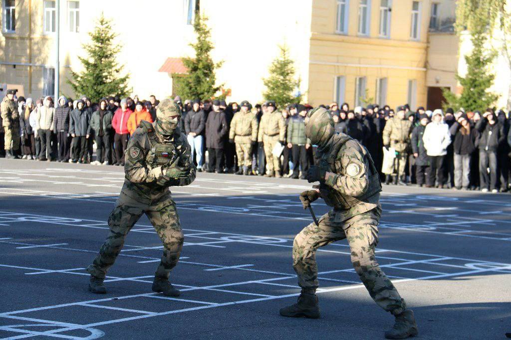 В рамках Всероссийского дня призывника, который проходит 15 ноября, военнослужащие и сотрудники Росгвардии провели тематические встречи для кадет, школьников и студентов по всей стране В рамках Всероссийского дня призывника, который проходит 15 ноября, военнослужащие и сотрудники Росгвардии провели тематические встречи для кадет, школьников и студентов по всей стране