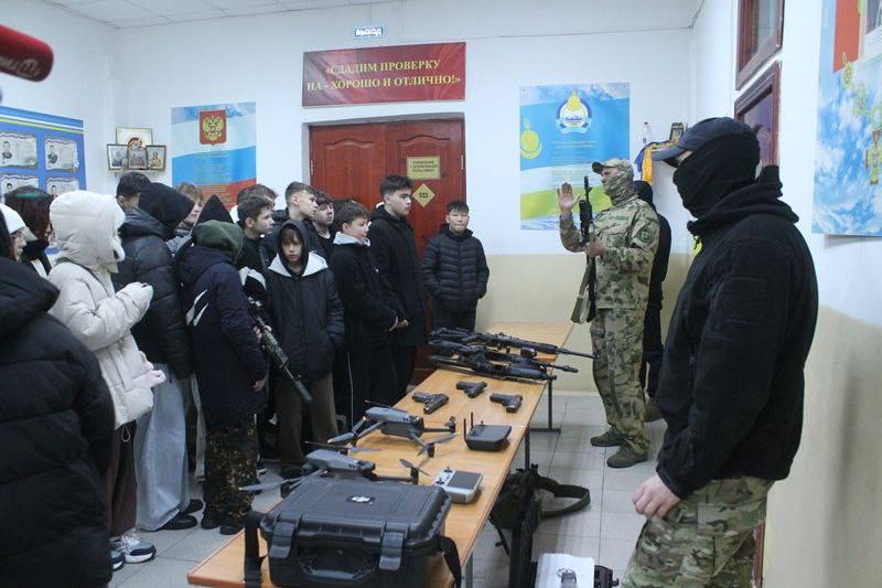 В рамках Всероссийского дня призывника, который проходит 15 ноября, военнослужащие и сотрудники Росгвардии провели тематические встречи для кадет, школьников и студентов по всей стране В рамках Всероссийского дня призывника, который проходит 15 ноября, военнослужащие и сотрудники Росгвардии провели тематические встречи для кадет, школьников и студентов по всей стране