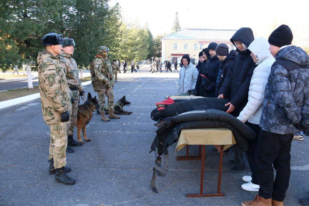 В рамках Всероссийского дня призывника, который проходит 15 ноября, военнослужащие и сотрудники Росгвардии провели тематические встречи для кадет, школьников и студентов по всей стране В рамках Всероссийского дня призывника, который проходит 15 ноября, военнослужащие и сотрудники Росгвардии провели тематические встречи для кадет, школьников и студентов по всей стране