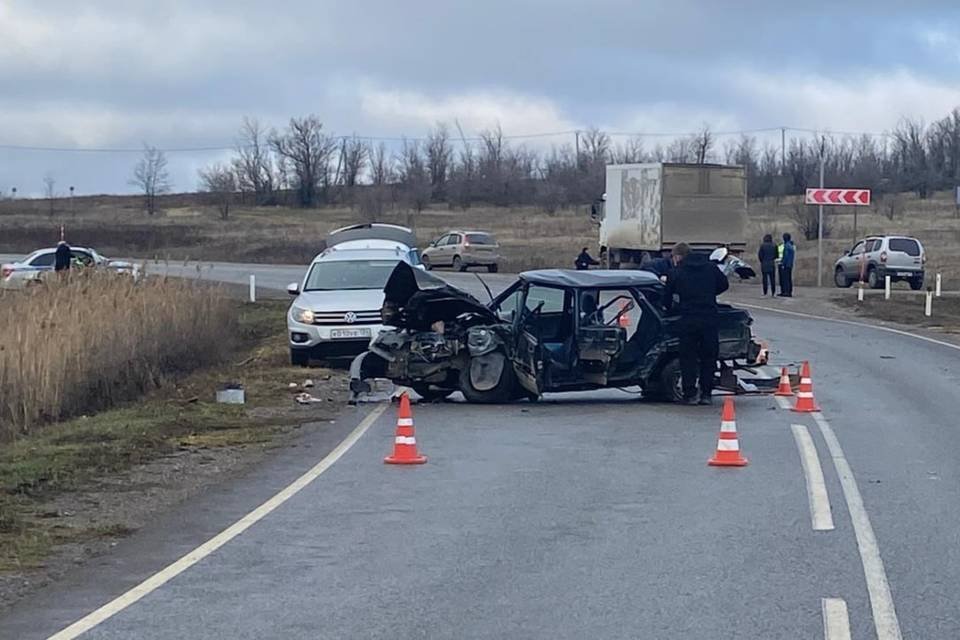 Трое пострадали в страшном ДТП с грузовиком в Волгоградской области