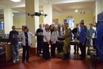 В рамках Всероссийского дня призывника, который проходит 15 ноября, военнослужащие и сотрудники Росгвардии провели тематические встречи для кадет, школьников и студентов по всей стране