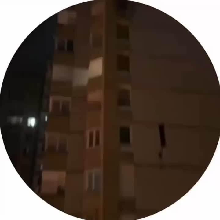 Волгоград. Ночью украинские БПЛА пытались атаковать, вероятно, НПЗ, но попали в жилой дом