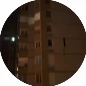 БПЛА атаковали жилые дома в двух районах Волгограда, ранены три человека, сообщил губернатор региона