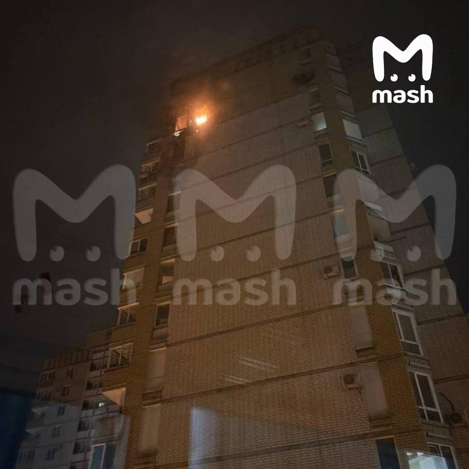 Квартира загорелась после попадания БПЛА в Волгограде Квартира загорелась после попадания БПЛА в Волгограде