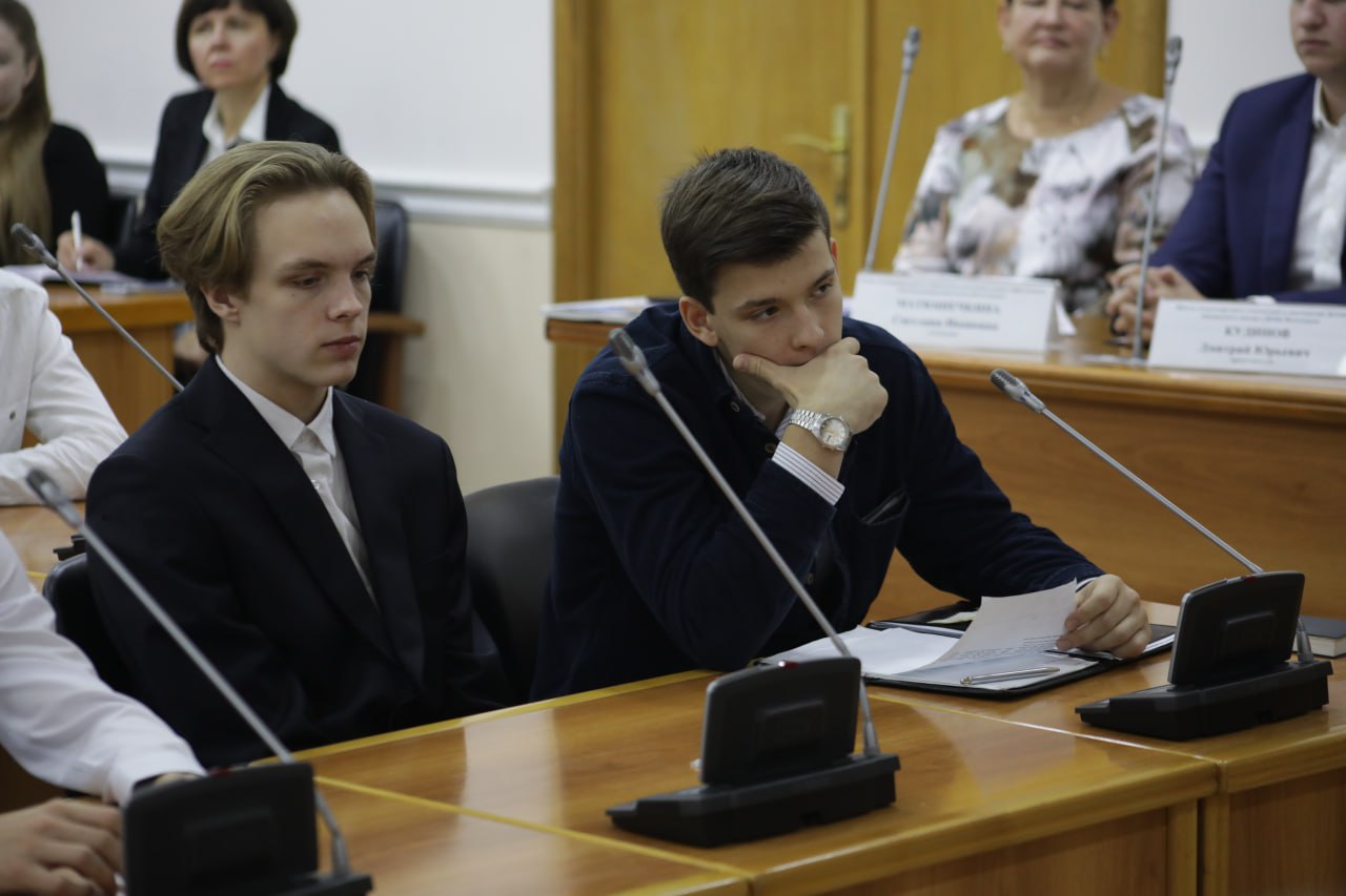 Депутаты продолжают диалог с молодежью Депутаты продолжают диалог с молодежью