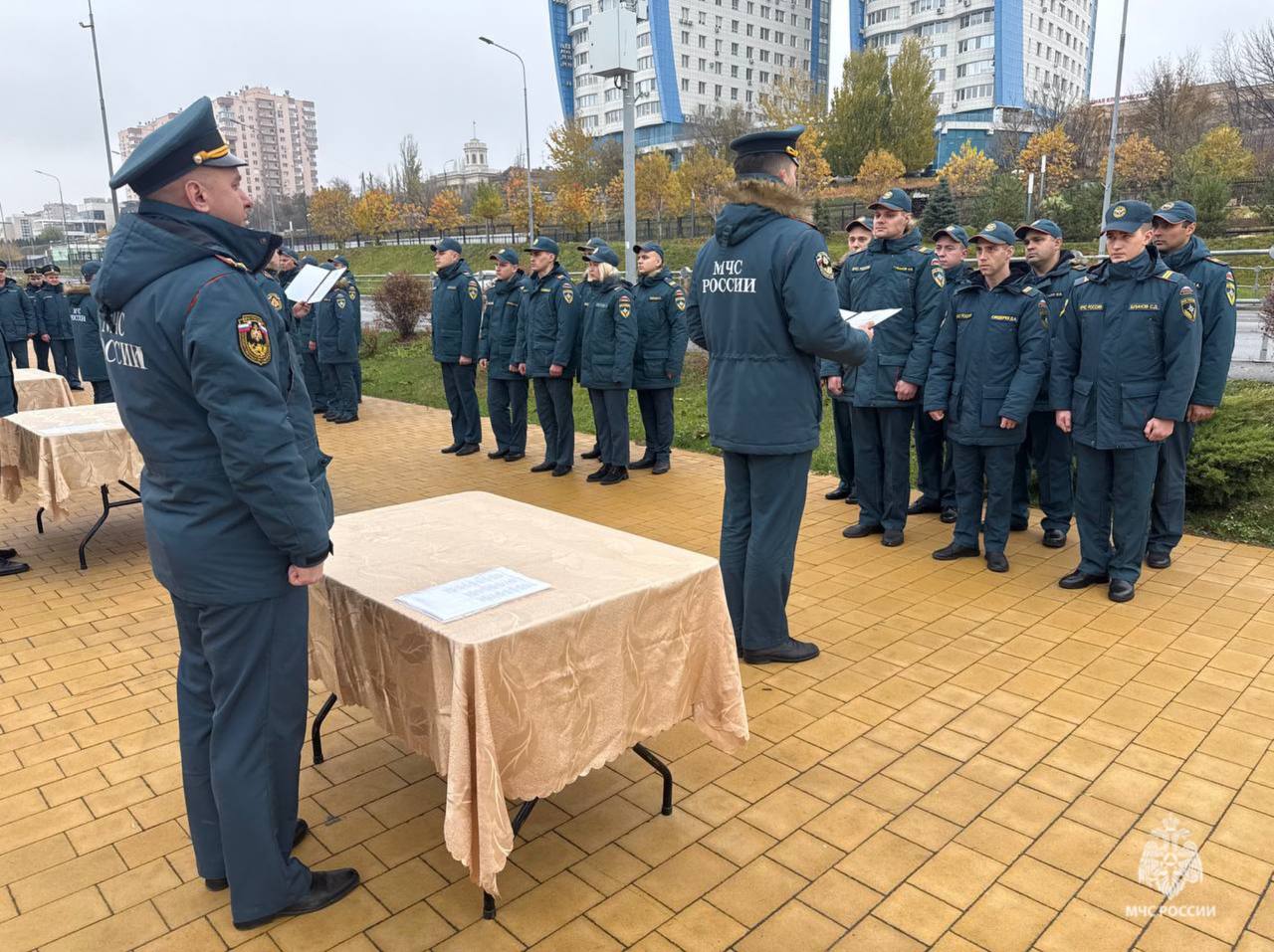 Волгоградские огнеборцы произнесли священную клятву верности Отечеству и долгу сотрудника МЧС России Волгоградские огнеборцы произнесли священную клятву верности Отечеству и долгу сотрудника МЧС России