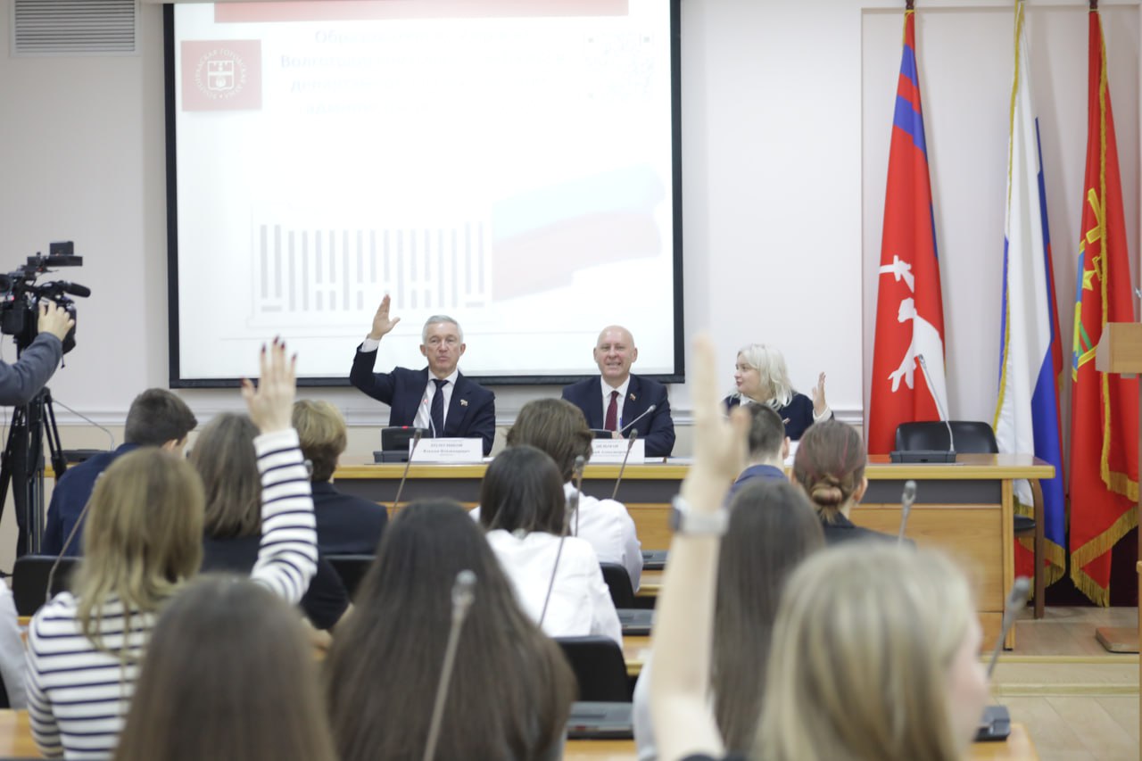 Депутаты продолжают диалог с молодежью Депутаты продолжают диалог с молодежью