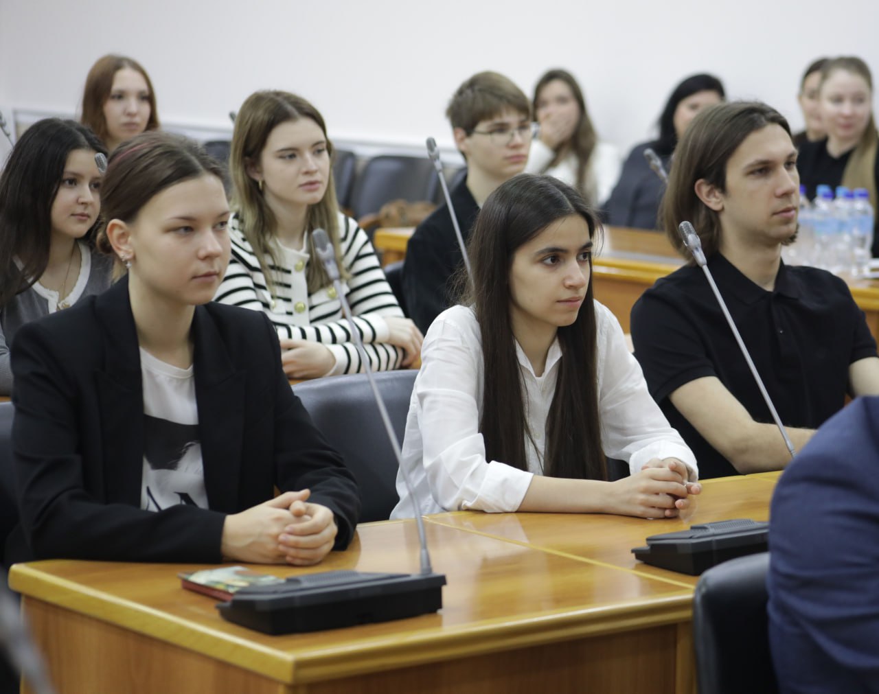 Депутаты продолжают диалог с молодежью Депутаты продолжают диалог с молодежью