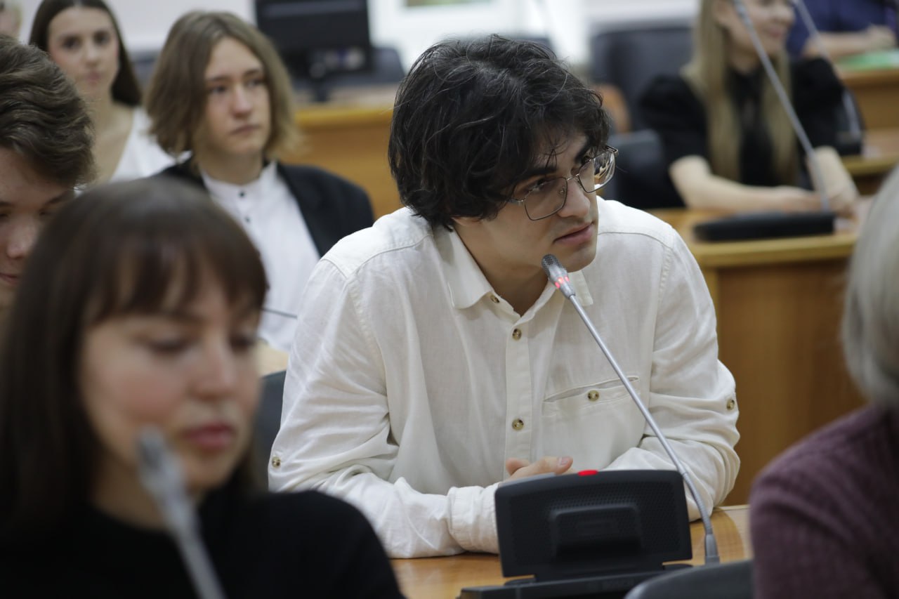 Депутаты продолжают диалог с молодежью Депутаты продолжают диалог с молодежью