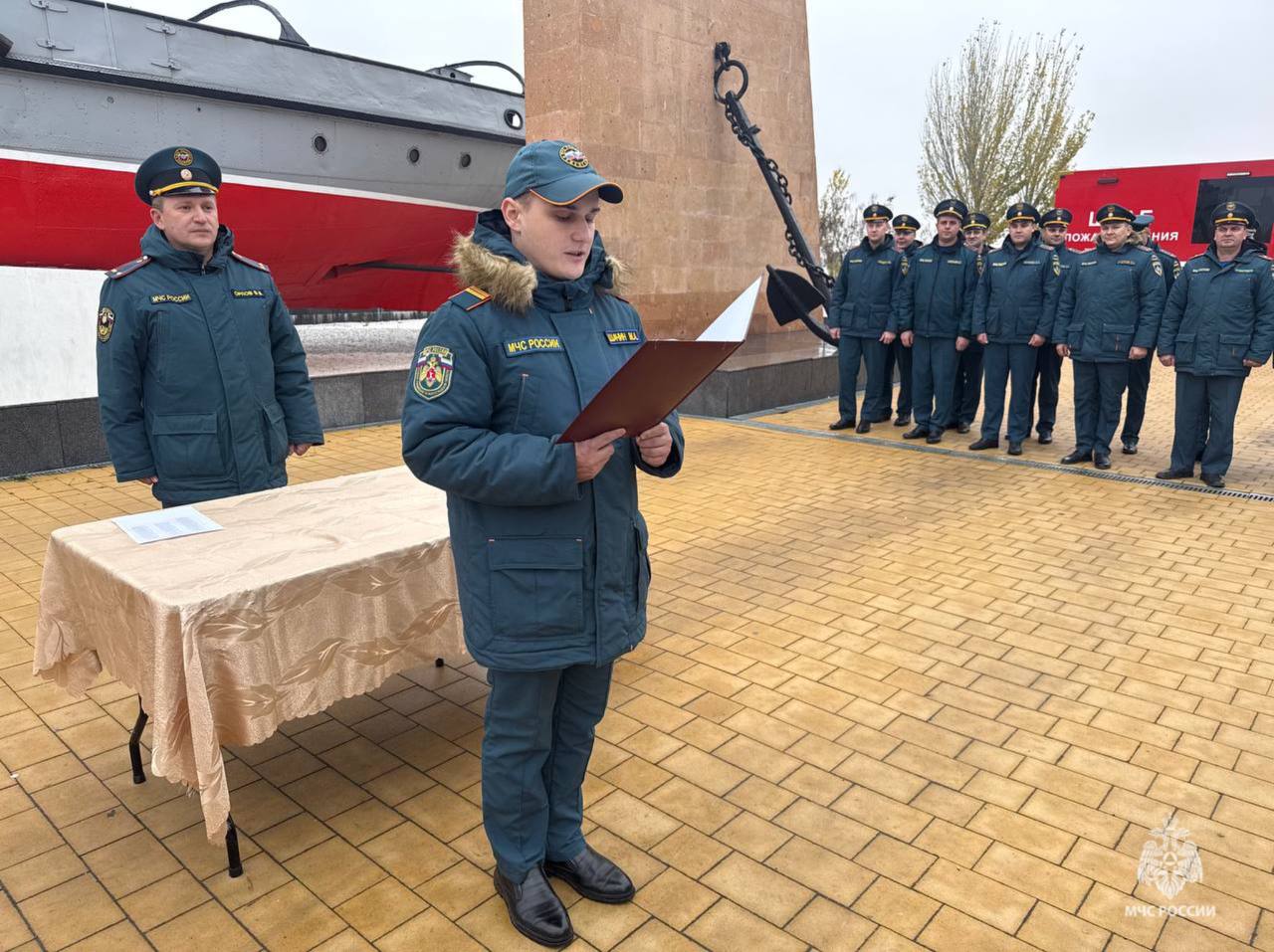 Волгоградские огнеборцы произнесли священную клятву верности Отечеству и долгу сотрудника МЧС России Волгоградские огнеборцы произнесли священную клятву верности Отечеству и долгу сотрудника МЧС России