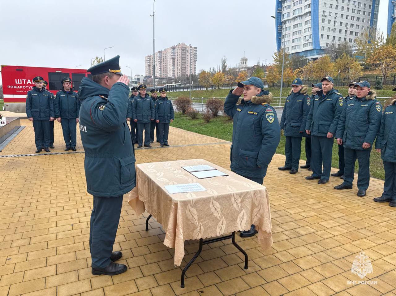 Волгоградские огнеборцы произнесли священную клятву верности Отечеству и долгу сотрудника МЧС России Волгоградские огнеборцы произнесли священную клятву верности Отечеству и долгу сотрудника МЧС России