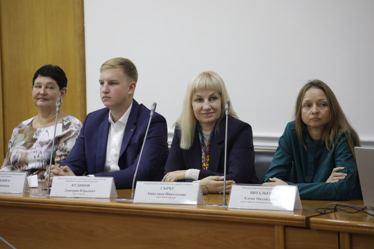 Депутаты продолжают диалог с молодежью Депутаты продолжают диалог с молодежью