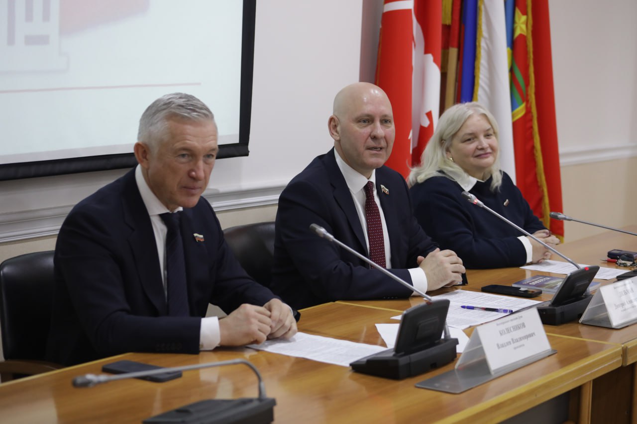 Депутаты продолжают диалог с молодежью Депутаты продолжают диалог с молодежью