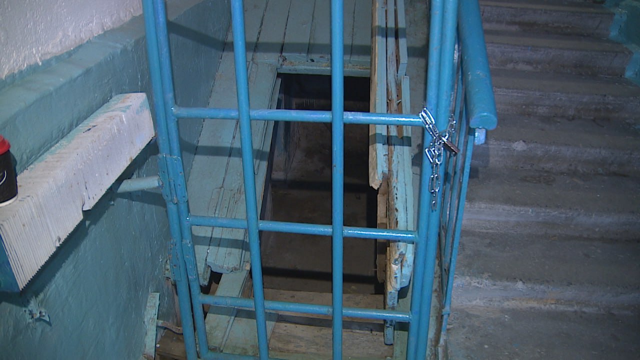 Подъезд в доме Волгограда заполнил горячий пар от разлившегося в подвале кипятка Подъезд в доме Волгограда заполнил горячий пар от разлившегося в подвале кипятка