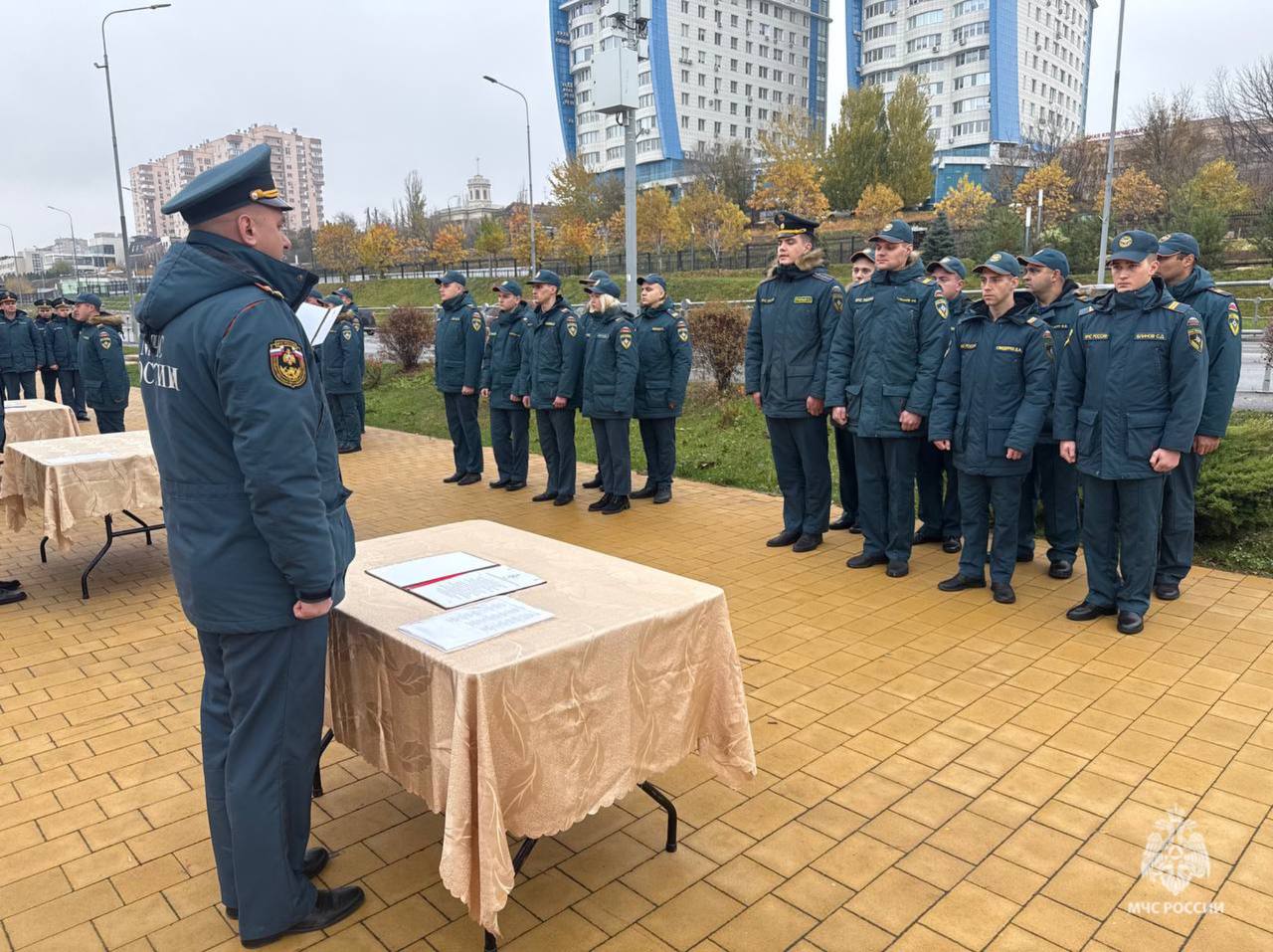 Волгоградские огнеборцы произнесли священную клятву верности Отечеству и долгу сотрудника МЧС России Волгоградские огнеборцы произнесли священную клятву верности Отечеству и долгу сотрудника МЧС России