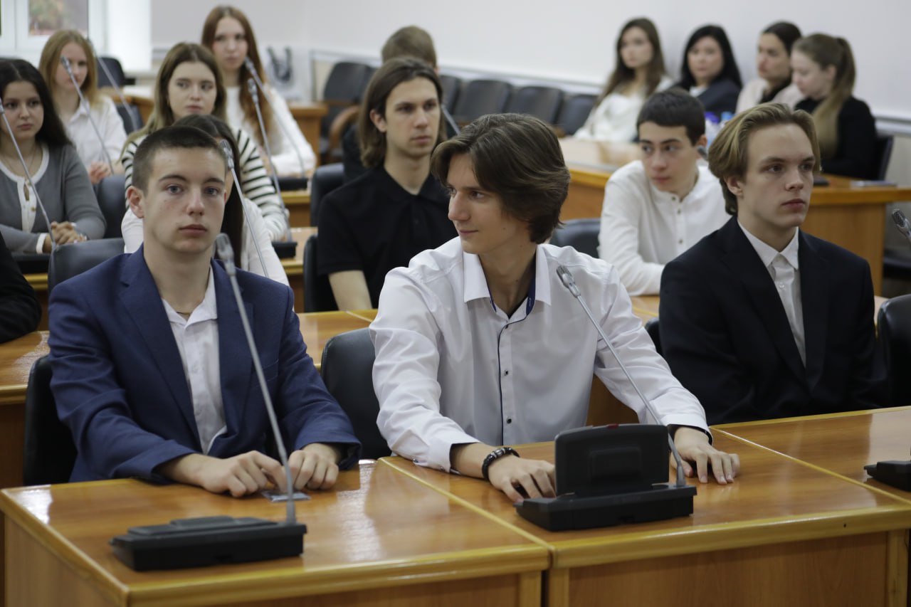 Депутаты продолжают диалог с молодежью Депутаты продолжают диалог с молодежью