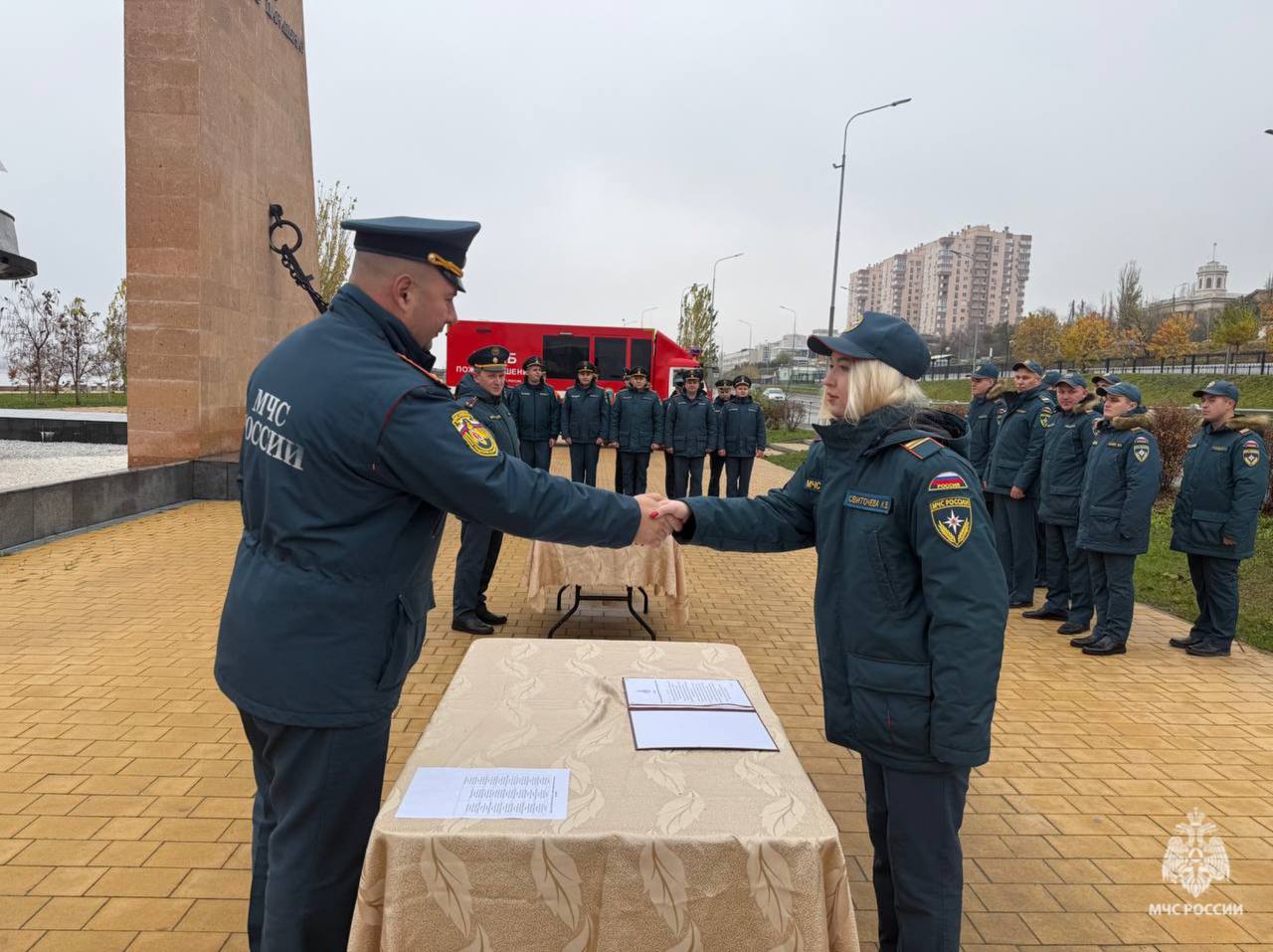Волгоградские огнеборцы произнесли священную клятву верности Отечеству и долгу сотрудника МЧС России Волгоградские огнеборцы произнесли священную клятву верности Отечеству и долгу сотрудника МЧС России