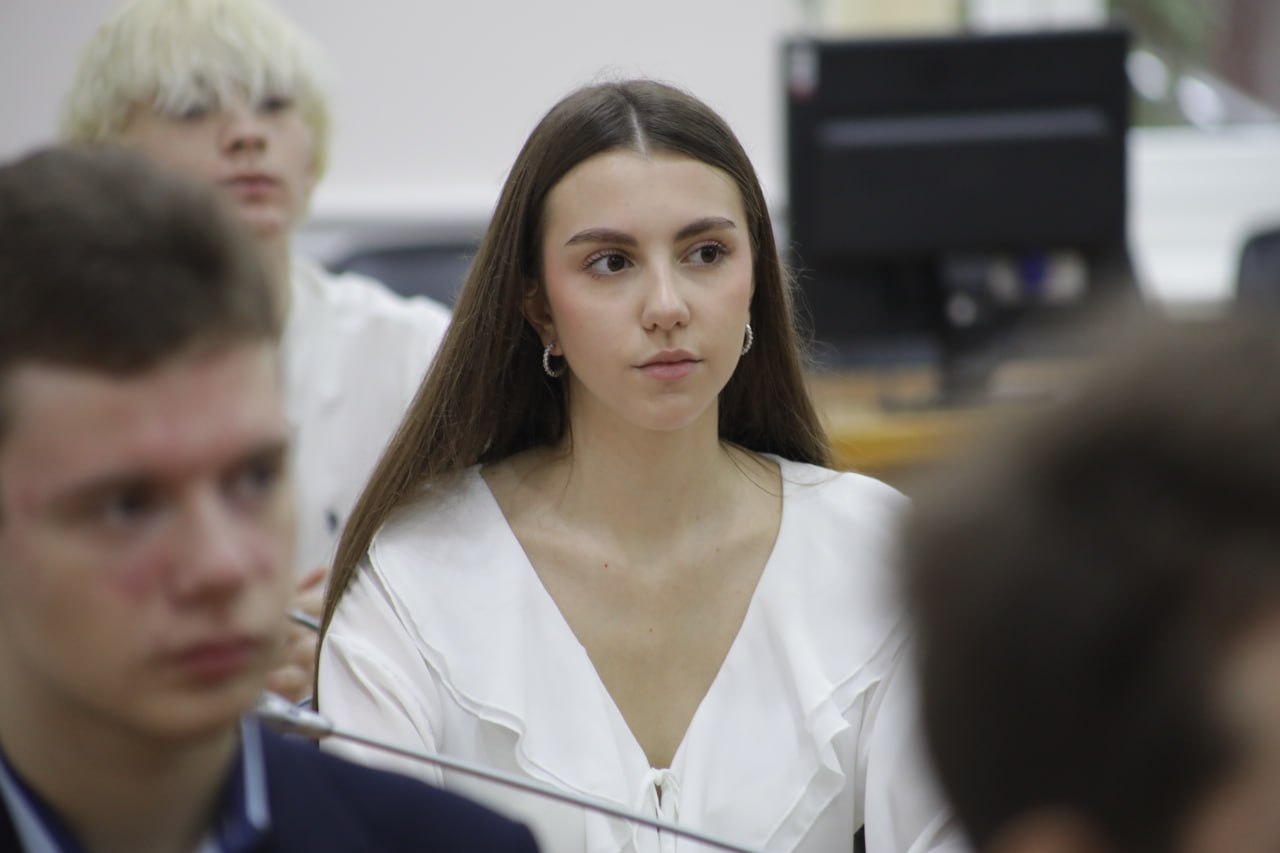 Депутаты продолжают диалог с молодежью Депутаты продолжают диалог с молодежью