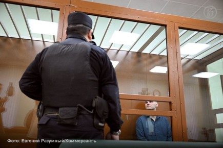 Прокуратура потребовала назначить 28 лет строгого режима с отбыванием первых семи лет в тюрьме 30-летнему жителю Волгоградской области Евгению Серебрякову, взорвавшему автомобиль с сотрудником ГРУ Минобороны