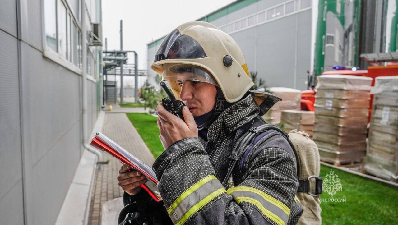 Волжские огнеборцы ликвидировали условный пожар на предприятии Волжские огнеборцы ликвидировали условный пожар на предприятии