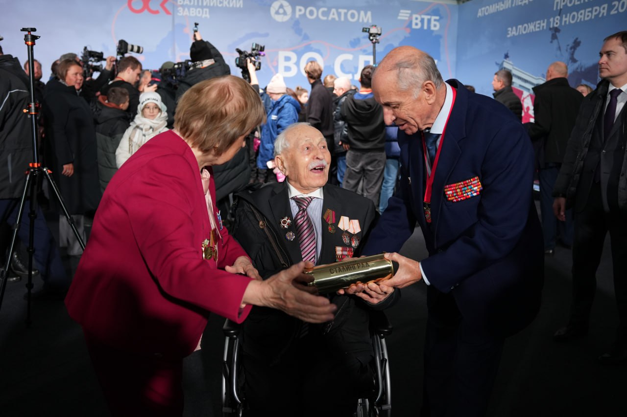 Сегодня на Балтийском заводе в Санкт-Петербурге атомный ледокол «Сталинград» проекта 22220 (ЛК-60Я) Сегодня на Балтийском заводе в Санкт-Петербурге атомный ледокол «Сталинград» проекта 22220 (ЛК-60Я)