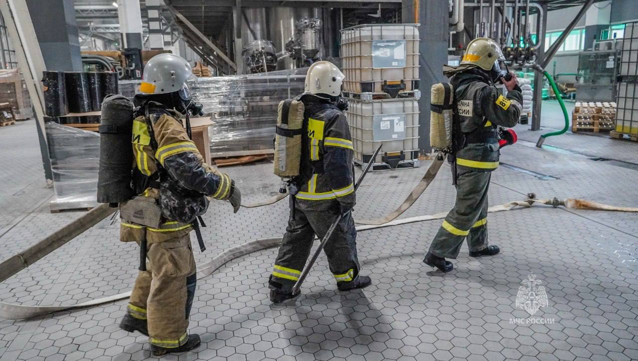 Волжские огнеборцы ликвидировали условный пожар на предприятии Волжские огнеборцы ликвидировали условный пожар на предприятии