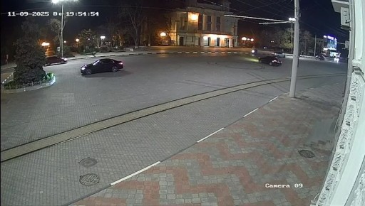 Житель Волгограда «отрабатывал» автомобильные трюки на Театральной площади в Евпатории